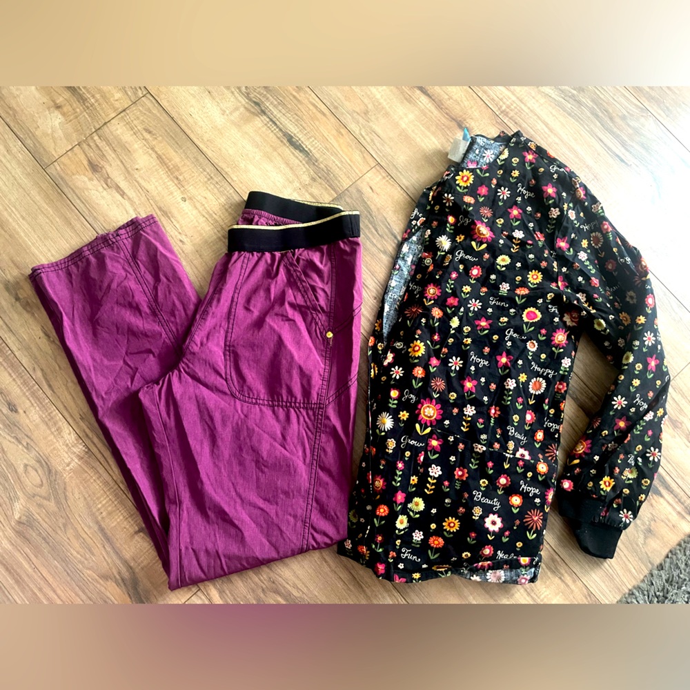 Women’s Scrubs Set 🌼